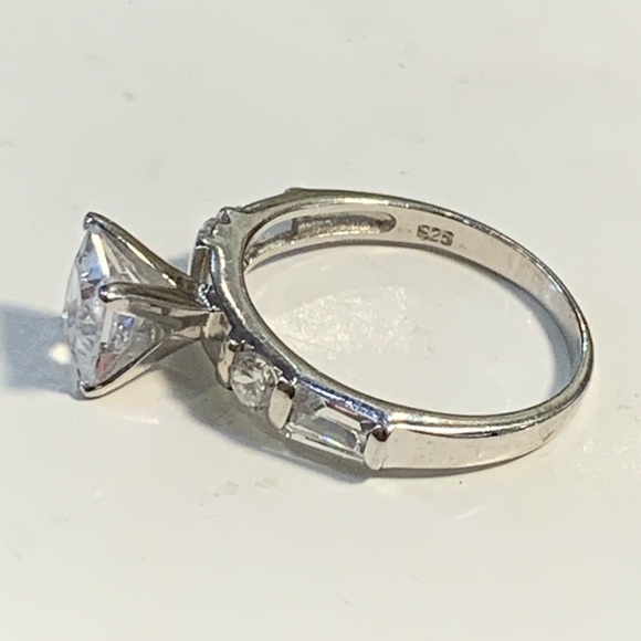 Sterling silver and Cubic Zirconia Solitaire Ring - Picture 5 of 7